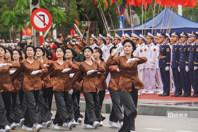 Hải Phòng: Hàng vạn người chen chân xem Diễu hành quần chúng- Ảnh 3. Hải Phòng: Hàng vạn người chen chân xem Diễu hành quần chúng- Ảnh 3.