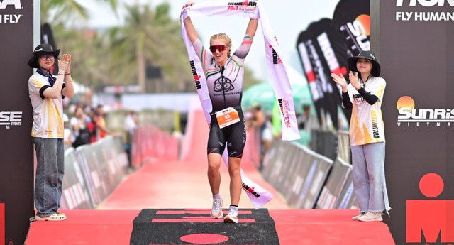Ở nội dung nữ nhóm tuổi, ngôi vương gọi tên Michelle Nagle (Cộng hòa Ireland) với thành tích 04:42:22. Với kỹ năng giữ sức bền tốt và chiến thuật thi đấu hợp lý, Nagle liên tục dẫn đầu từ chặng đạp xe và duy trì phong độ suốt 21km chạy cuối cùng. Ở nội dung nữ nhóm tuổi, ngôi vương gọi tên Michelle Nagle (Cộng hòa Ireland) với thành tích 04:42:22. Với kỹ năng giữ sức bền tốt và chiến thuật thi đấu hợp lý, Nagle liên tục dẫn đầu từ chặng đạp xe và duy trì phong độ suốt 21km chạy cuối cùng.