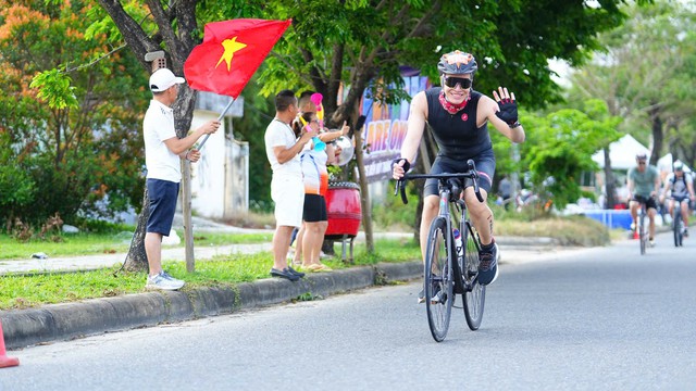 2 nữ vận động viên Việt làm nên kỳ tích tại IRONMAN 70.3 Đà Nẵng 2025- Ảnh 7. 2 nữ vận động viên Việt làm nên kỳ tích tại IRONMAN 70.3 Đà Nẵng 2025- Ảnh 7.