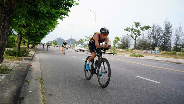 Các vận động viên phải vượt 90 km trong chặng đua đạp xe. Các vận động viên phải vượt 90 km trong chặng đua đạp xe.