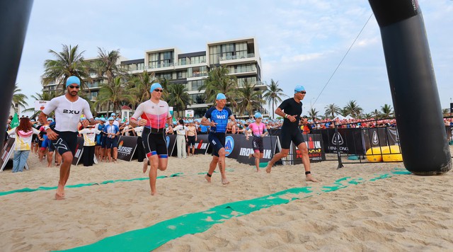2 nữ vận động viên Việt làm nên kỳ tích tại IRONMAN 70.3 Đà Nẵng 2025- Ảnh 1. 2 nữ vận động viên Việt làm nên kỳ tích tại IRONMAN 70.3 Đà Nẵng 2025- Ảnh 1.