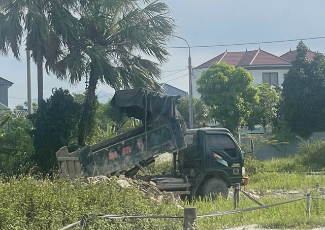 Hà Tĩnh: Cảnh báo tình trạng đổ trộm rác thải xây dựng vào khu dân cư- Ảnh 1. Hà Tĩnh: Cảnh báo tình trạng đổ trộm rác thải xây dựng vào khu dân cư- Ảnh 1.