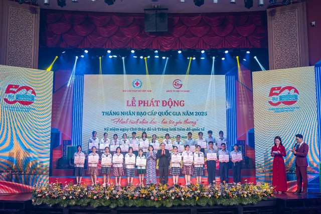 Tháng Nhân đạo 2025: Cùng chung tay chăm lo cho những người có hoàn cảnh khó khăn- Ảnh 2. Tháng Nhân đạo 2025: Cùng chung tay chăm lo cho những người có hoàn cảnh khó khăn- Ảnh 2.