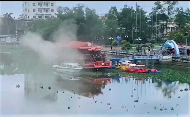Chuột cắn dây điện gây cháy du thuyền- Ảnh 1. Chuột cắn dây điện gây cháy du thuyền- Ảnh 1.