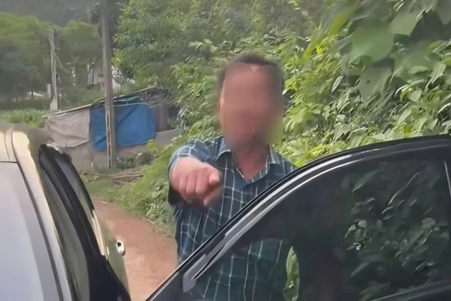 Xác minh vụ cô gái bị tài xế ô tô đánh chảy máu miệng ở Bắc Giang- Ảnh 2. Xác minh vụ cô gái bị tài xế ô tô đánh chảy máu miệng ở Bắc Giang- Ảnh 2.