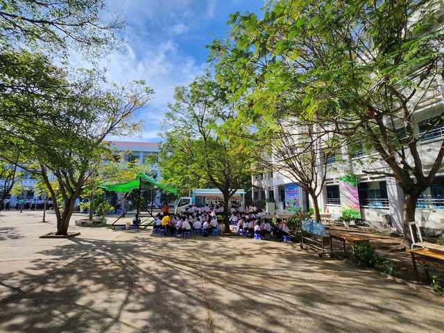 Nhiều giáo viên hợp đồng bất ngờ bị hạ bậc lương ở Bình Thuận: Ai chịu trách nhiệm?- Ảnh 1. Nhiều giáo viên hợp đồng bất ngờ bị hạ bậc lương ở Bình Thuận: Ai chịu trách nhiệm?- Ảnh 1.