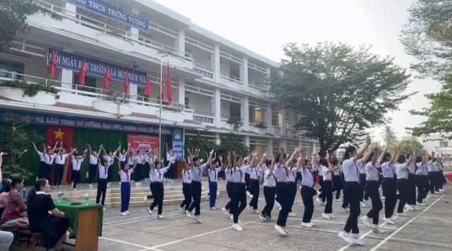 Nhiều giáo viên hợp đồng bất ngờ bị hạ bậc lương ở Bình Thuận: Ai chịu trách nhiệm?- Ảnh 3. Nhiều giáo viên hợp đồng bất ngờ bị hạ bậc lương ở Bình Thuận: Ai chịu trách nhiệm?- Ảnh 3.