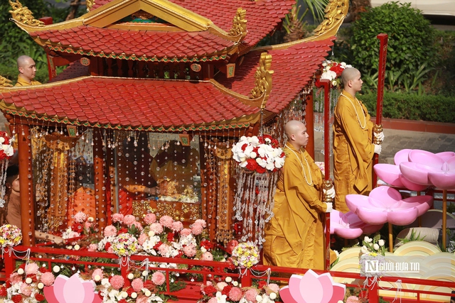 Cận cảnh Xá lợi Phật được cung rước về chùa Quán Sứ, Hà Nội- Ảnh 3. Cận cảnh Xá lợi Phật được cung rước về chùa Quán Sứ, Hà Nội- Ảnh 3.
