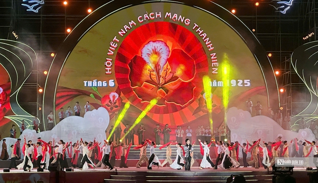 Hải Phòng đón nhận danh hiệu “Thành phố Anh hùng”- Ảnh 1. Hải Phòng đón nhận danh hiệu “Thành phố Anh hùng”- Ảnh 1.