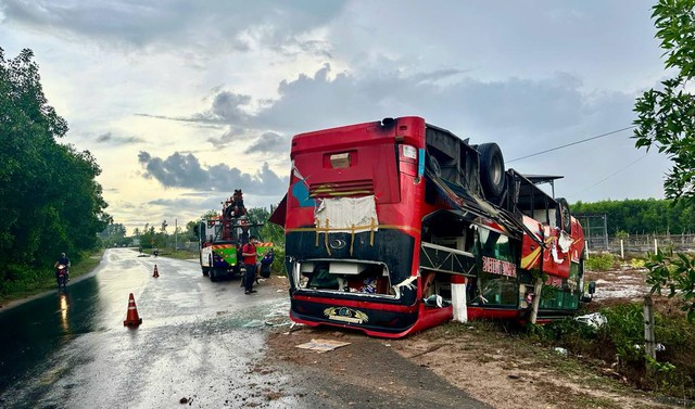 Xe khách chở 24 người lật ngửa trên Quốc lộ 55- Ảnh 2. Xe khách chở 24 người lật ngửa trên Quốc lộ 55- Ảnh 2.