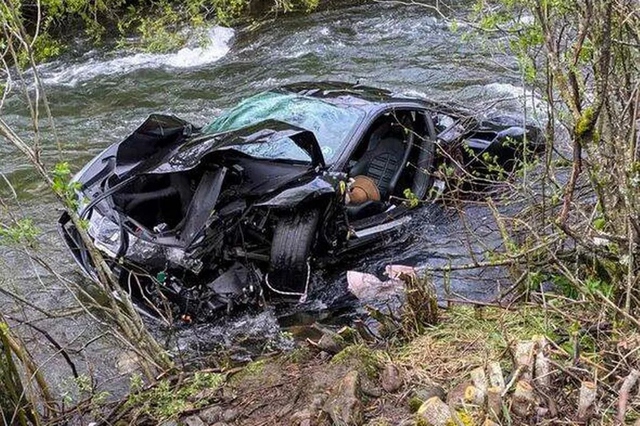 Xe sang Ferrari lao xuống sông, phát hiện thi thể đôi nam nữ bên trong- Ảnh 1. Xe sang Ferrari lao xuống sông, phát hiện thi thể đôi nam nữ bên trong- Ảnh 1.