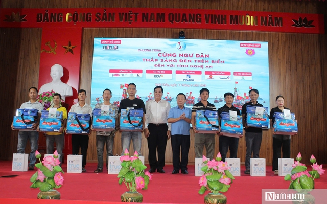 “Cùng ngư dân thắp sáng đèn trên biển” chung tay tháo gỡ thẻ vàng IUU- Ảnh 1. “Cùng ngư dân thắp sáng đèn trên biển” chung tay tháo gỡ thẻ vàng IUU- Ảnh 1.