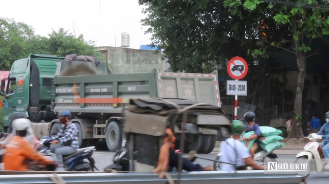Đồng Nai: Xe tải trọng lớn chạy rầm rập trong giờ cấm trên đường Hoàng Văn Bổn- Ảnh 2. Đồng Nai: Xe tải trọng lớn chạy rầm rập trong giờ cấm trên đường Hoàng Văn Bổn- Ảnh 2.