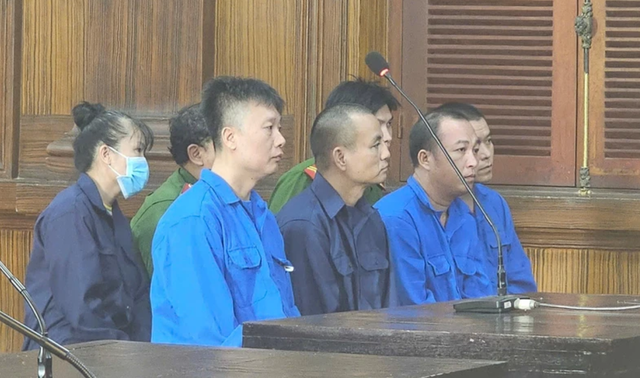 Cựu cán bộ hải quan và 4 chủ hàng hầu tòa vì buôn lậu- Ảnh 1. Cựu cán bộ hải quan và 4 chủ hàng hầu tòa vì buôn lậu- Ảnh 1.
