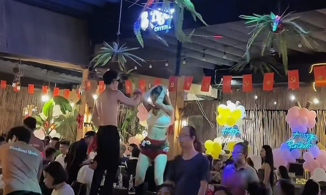 Xử lý 2 cơ sở ăn uống gây ô nhiễm tiếng ồn kéo dài tại "phố nhậu" mới nổi ở Đà Nẵng- Ảnh 3. Xử lý 2 cơ sở ăn uống gây ô nhiễm tiếng ồn kéo dài tại "phố nhậu" mới nổi ở Đà Nẵng- Ảnh 3.