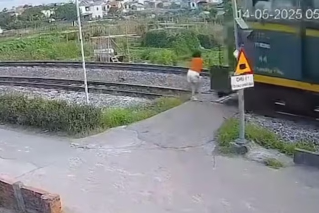 Đi bộ qua đường ray, người phụ nữ bị tàu hỏa đâm trúng- Ảnh 1. Đi bộ qua đường ray, người phụ nữ bị tàu hỏa đâm trúng- Ảnh 1.