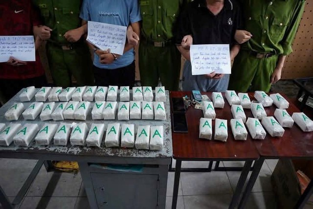 Điện Biên: Bắt giữ 3 đối tượng vận chuyển 17 bánh ma túy tổng hợp- Ảnh 1. Điện Biên: Bắt giữ 3 đối tượng vận chuyển 17 bánh ma túy tổng hợp- Ảnh 1.