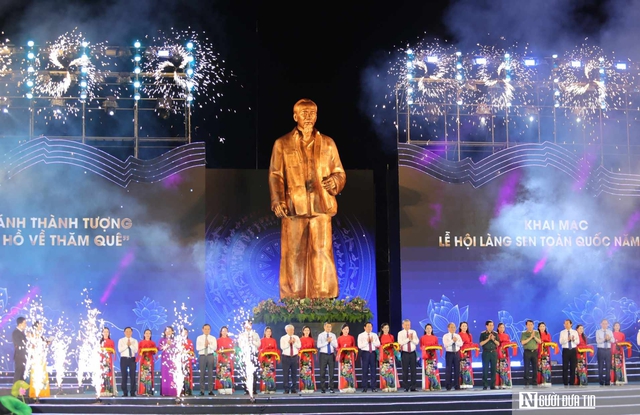 Tổng Bí thư Tô Lâm dự khai mạc Lễ hội Làng Sen, khánh thành tượng Bác Hồ về thăm quê- Ảnh 2. Tổng Bí thư Tô Lâm dự khai mạc Lễ hội Làng Sen, khánh thành tượng Bác Hồ về thăm quê- Ảnh 2.
