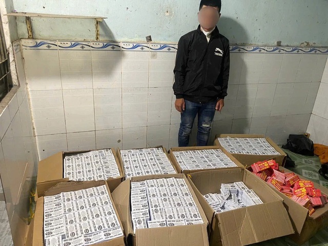 Phát hiện hơn 2 tạ tờ rơi quảng cáo cho vay tiền trả góp- Ảnh 1. Phát hiện hơn 2 tạ tờ rơi quảng cáo cho vay tiền trả góp- Ảnh 1.