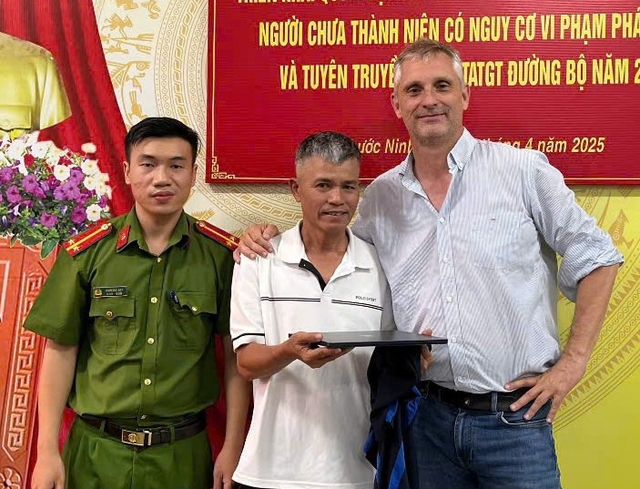 Du khách Mỹ mất dây chuyền ở tiệm massage, 3 tháng sau được trả lại- Ảnh 3. Du khách Mỹ mất dây chuyền ở tiệm massage, 3 tháng sau được trả lại- Ảnh 3.