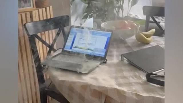 Chiếc laptop bất ngờ bốc cháy trong nhà, may mắn được phát hiện kịp thời.