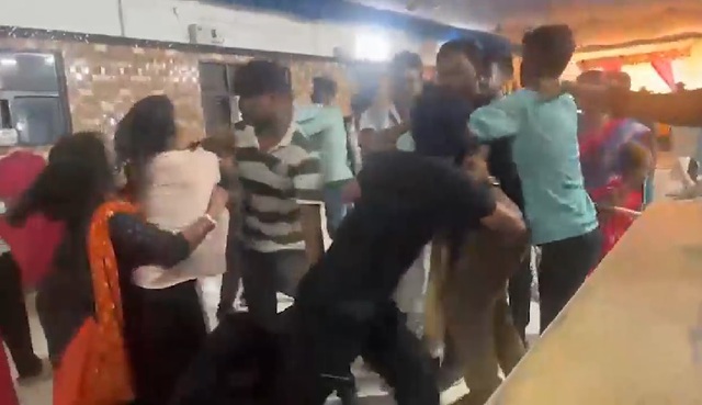 Cô gái lao tới phá đám cưới rồi ẩu đả dữ dội với chú rể- Ảnh 1. Cô gái lao tới phá đám cưới rồi ẩu đả dữ dội với chú rể- Ảnh 1.
