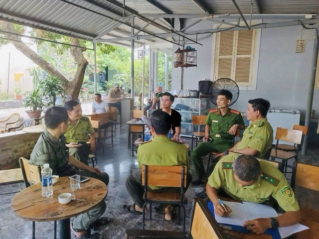 Giới chơi chim cảnh ở Huế nói gì khi mang “pet” đi uống cà phê phải chứng minh nguồn gốc?- Ảnh 1. Giới chơi chim cảnh ở Huế nói gì khi mang “pet” đi uống cà phê phải chứng minh nguồn gốc?- Ảnh 1.