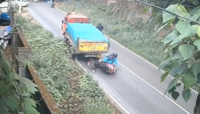 Xe tải đột ngột lùi lại phía sau, suýt cán trúng người phụ nữ- Ảnh 1. Xe tải đột ngột lùi lại phía sau, suýt cán trúng người phụ nữ- Ảnh 1.