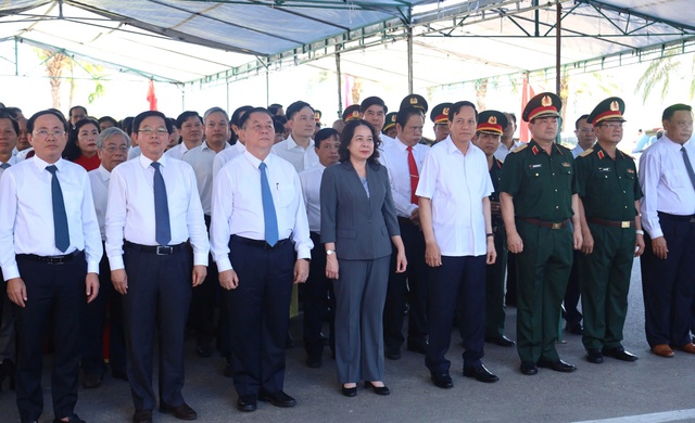 Trưởng Ban Tuyên giáo và Dân vận Trung ương Nguyễn Trọng Nghĩa; Phó Chủ tịch nước Võ Thị Ánh Xuân cùng các đại biểu tại buổi lễ. Trưởng Ban Tuyên giáo và Dân vận Trung ương Nguyễn Trọng Nghĩa; Phó Chủ tịch nước Võ Thị Ánh Xuân cùng các đại biểu tại buổi lễ.