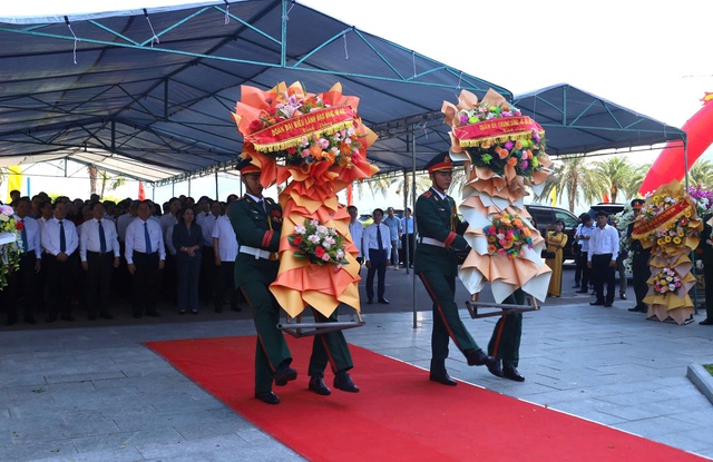 Bình Định dâng hoa kỷ niệm tại di tích Địa điểm 300 ngày chuyển quân tập kết ra Bắc- Ảnh 3. Bình Định dâng hoa kỷ niệm tại di tích Địa điểm 300 ngày chuyển quân tập kết ra Bắc- Ảnh 3.