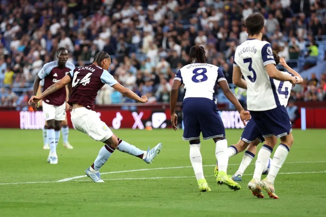 Tottenham (áo trắng) thua 0-2 trước Aston Villa, trước trận đấu quan trong với MU. (Ảnh: PA) Tottenham (áo trắng) thua 0-2 trước Aston Villa, trước trận đấu quan trong với MU. (Ảnh: PA)