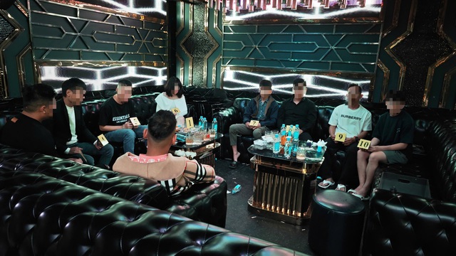 Công an đột kích quán bar, phát hiện nhiều dân chơi dương tính ma túy- Ảnh 1. Công an đột kích quán bar, phát hiện nhiều dân chơi dương tính ma túy- Ảnh 1.