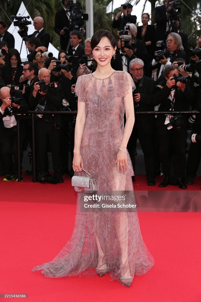 "Nữ thần" Angelina Jolie xinh đẹp dịu dàng tại Cannes 2025- Ảnh 7. "Nữ thần" Angelina Jolie xinh đẹp dịu dàng tại Cannes 2025- Ảnh 7.