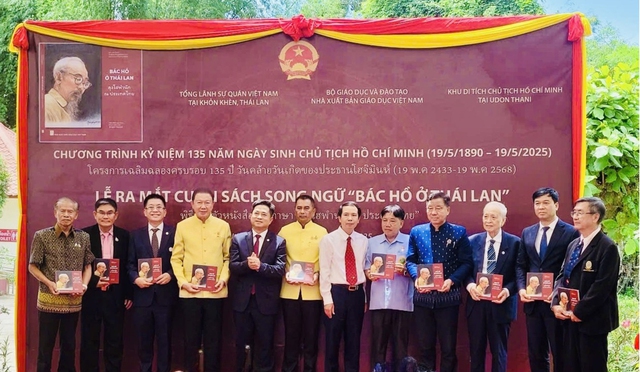 Sách song ngữ “Bác Hồ ở Thái Lan": Dấu ấn lịch sử, thắt chặt tình hữu nghị Việt - Thái- Ảnh 2. Sách song ngữ “Bác Hồ ở Thái Lan": Dấu ấn lịch sử, thắt chặt tình hữu nghị Việt - Thái- Ảnh 2.