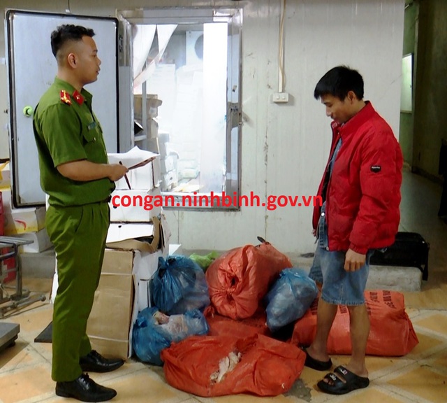 Xử lý vụ kinh doanh, buôn bán gần 6,5 tấn thực phẩm đông lạnh không rõ nguồn gốc- Ảnh 1. Xử lý vụ kinh doanh, buôn bán gần 6,5 tấn thực phẩm đông lạnh không rõ nguồn gốc- Ảnh 1.