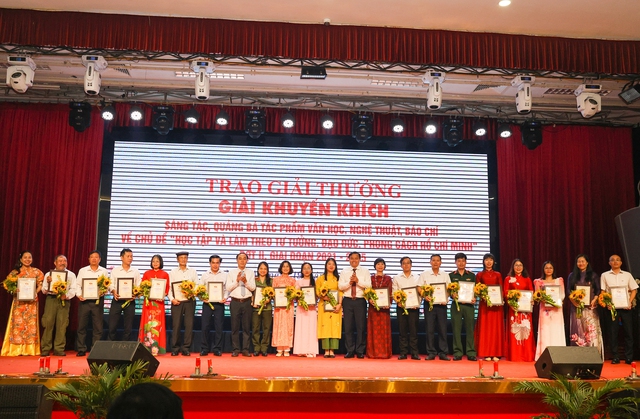 Phóng viên Tạp chí Đời sống & Pháp luật đạt giải báo chí về học tập và làm theo Bác- Ảnh 2. Phóng viên Tạp chí Đời sống & Pháp luật đạt giải báo chí về học tập và làm theo Bác- Ảnh 2.