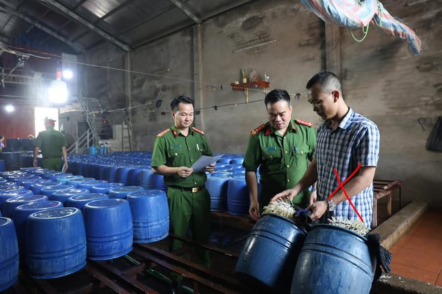 Khởi tố chủ cơ sở đã bán hơn 60 tấn giá đỗ ngâm chất kích thích tăng trưởng ra thị trường- Ảnh 1. Khởi tố chủ cơ sở đã bán hơn 60 tấn giá đỗ ngâm chất kích thích tăng trưởng ra thị trường- Ảnh 1.