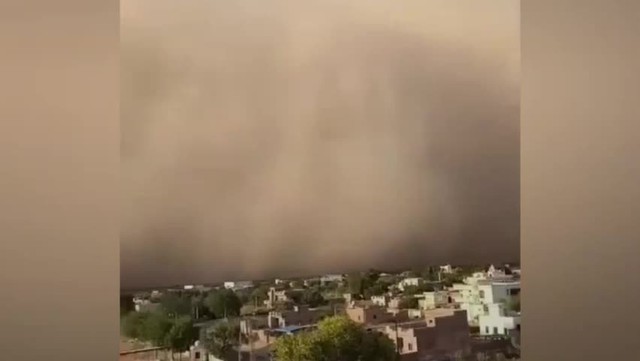 Một cơn bão bụi lớn đã quét qua bang Rajasthan, Ấn Độ. Một cơn bão bụi lớn đã quét qua bang Rajasthan, Ấn Độ.