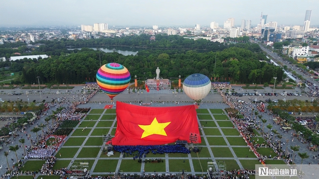 Đại kỳ Tổ quốc rộng 2025m² tung bay trên quảng trường Hồ Chí Minh- Ảnh 7. Đại kỳ Tổ quốc rộng 2025m² tung bay trên quảng trường Hồ Chí Minh- Ảnh 7.
