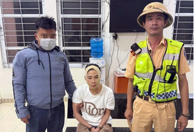 Phẫu thuật để thay đổi nhân dạng, "nữ quái" ma túy vẫn bị cảnh sát "tóm gọn" trên xe khách- Ảnh 1. Phẫu thuật để thay đổi nhân dạng, "nữ quái" ma túy vẫn bị cảnh sát "tóm gọn" trên xe khách- Ảnh 1.