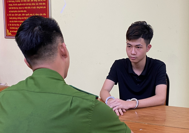 Bắt thanh niên 19 tuổi dùng vỏ chai bia đánh người nước ngoài ở phố Bùi Viện- Ảnh 1. Bắt thanh niên 19 tuổi dùng vỏ chai bia đánh người nước ngoài ở phố Bùi Viện- Ảnh 1.
