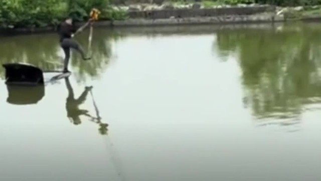Người đàn ông mắc kẹt trên chiếc xe bị chìm ở Hồ Nam, Trung Quốc. Người đàn ông mắc kẹt trên chiếc xe bị chìm ở Hồ Nam, Trung Quốc.