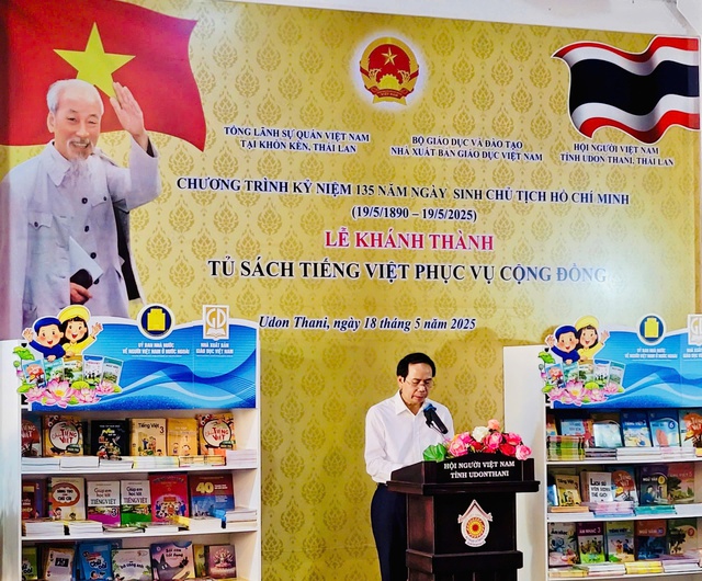 Trao tặng tủ sách tiếng Việt: Góp phần vun đắp tình yêu tiếng mẹ đẻ nơi kiều bào Thái Lan- Ảnh 1. Trao tặng tủ sách tiếng Việt: Góp phần vun đắp tình yêu tiếng mẹ đẻ nơi kiều bào Thái Lan- Ảnh 1.