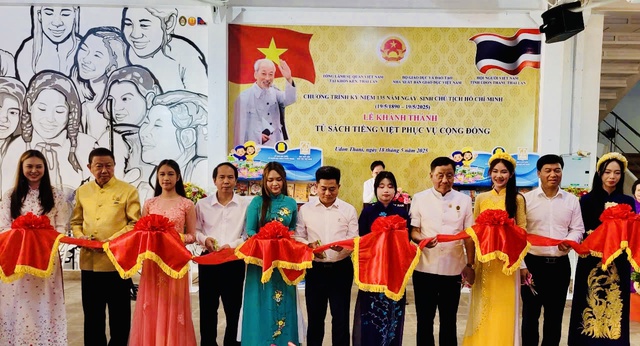 Trao tặng tủ sách tiếng Việt: Góp phần vun đắp tình yêu tiếng mẹ đẻ nơi kiều bào Thái Lan- Ảnh 2. Trao tặng tủ sách tiếng Việt: Góp phần vun đắp tình yêu tiếng mẹ đẻ nơi kiều bào Thái Lan- Ảnh 2.