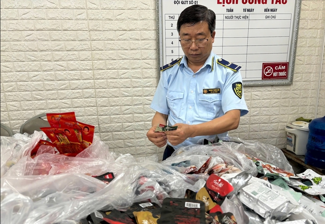 Phát hiện hàng loạt đồ ăn vặt nhập lậu bán tràn lan cho trẻ em tại Hải Dương- Ảnh 1. Phát hiện hàng loạt đồ ăn vặt nhập lậu bán tràn lan cho trẻ em tại Hải Dương- Ảnh 1.