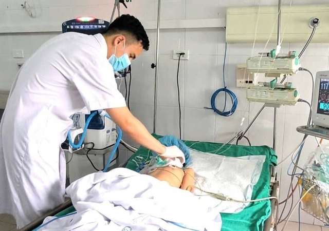 Bé gái nguy kịch vì một vết thương nhỏ ở chân- Ảnh 1. Bé gái nguy kịch vì một vết thương nhỏ ở chân- Ảnh 1.