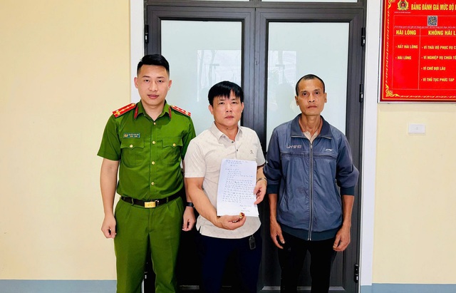 Người đàn ông nhặt được nhẫn vàng gắn đá quý trong túi rác- Ảnh 1. Người đàn ông nhặt được nhẫn vàng gắn đá quý trong túi rác- Ảnh 1.