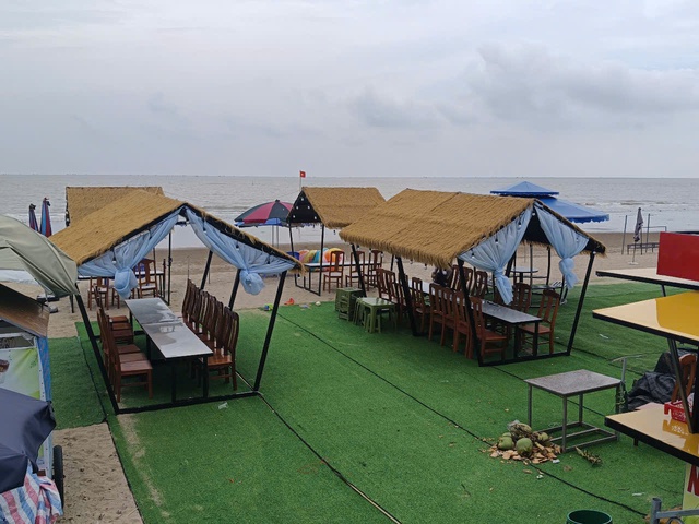 Kiên quyết tháo dỡ lều quán dựng trái phép trên bờ biển nổi tiếng ở Thanh Hóa- Ảnh 2. Kiên quyết tháo dỡ lều quán dựng trái phép trên bờ biển nổi tiếng ở Thanh Hóa- Ảnh 2.