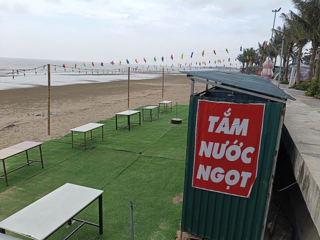 Kiên quyết tháo dỡ lều quán dựng trái phép trên bờ biển nổi tiếng ở Thanh Hóa- Ảnh 3. Kiên quyết tháo dỡ lều quán dựng trái phép trên bờ biển nổi tiếng ở Thanh Hóa- Ảnh 3.
