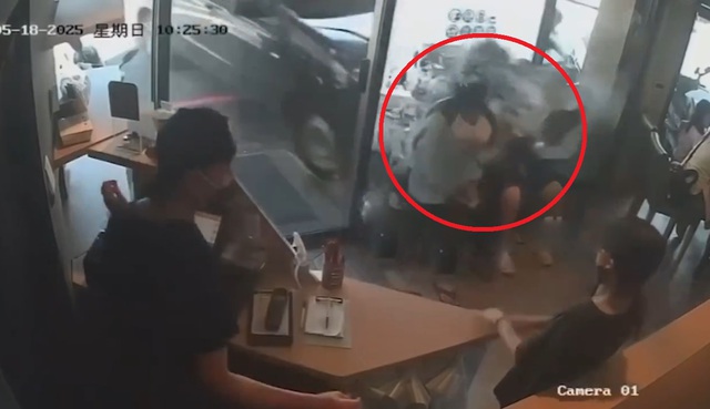 Ô tô mất lái lao vào quán cà phê, đâm văng khách hàng- Ảnh 1. Ô tô mất lái lao vào quán cà phê, đâm văng khách hàng- Ảnh 1.